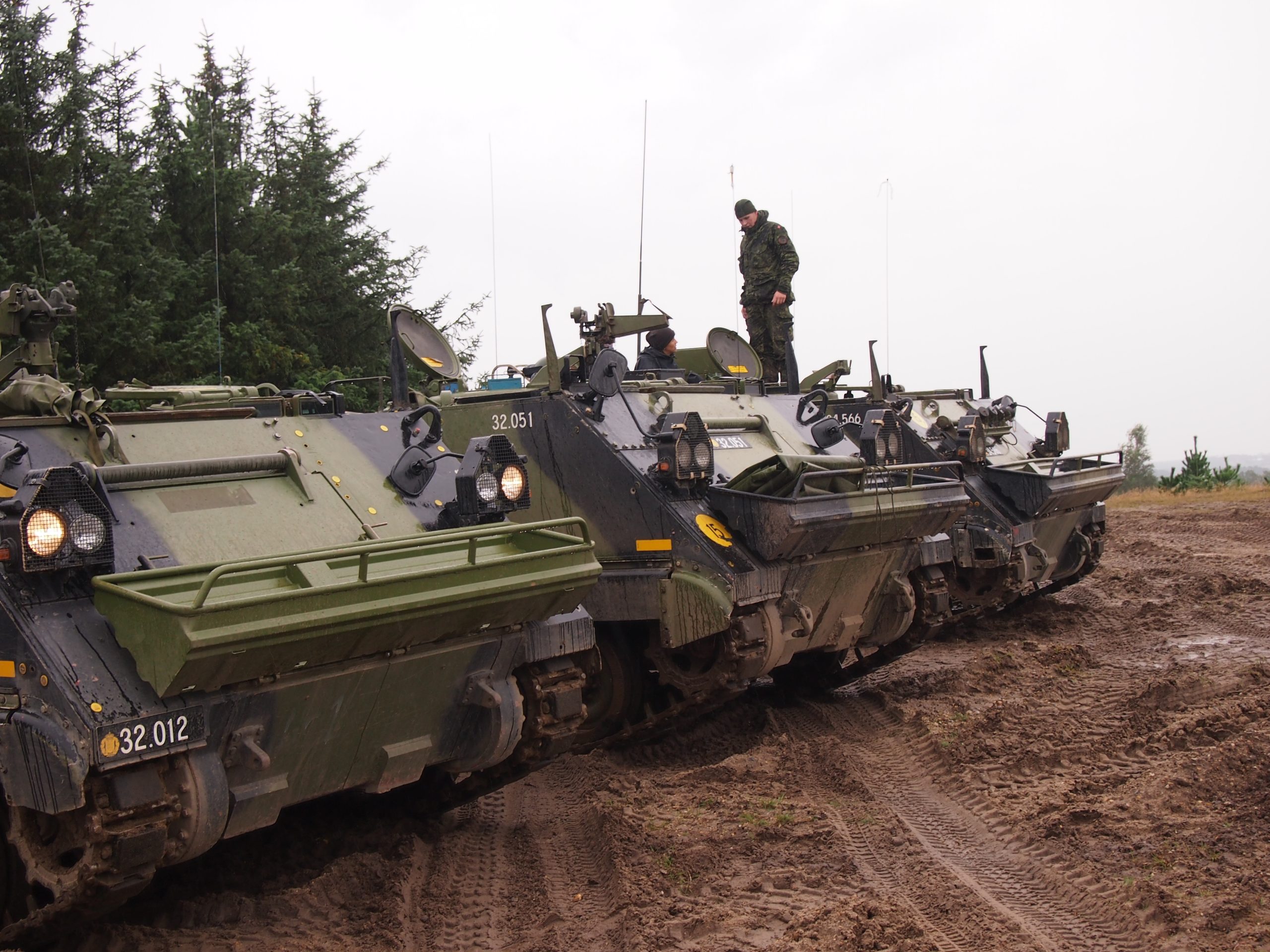 Den pansrede mandskabsvogn M113 er et amerikansk produkt, og i Danmarks udgave er den produceret på licens af Flensburger Farzeugbau. Her er den fotograferet under en øvelse på kasernen i Oksbøl i forbindelse med besøg fra SIKU – Forsvarschefens Sikkerhedspolitiske Kursus. På kurset deltager bl.a. repræsentanter fra dansk forsvarsindustri, som kan bruge netværket til at undersøge mulighederne for industrisamarbejde. Industrisamarbejde - også kendt som offset eller modkøb - handler om, at udenlandske virksomheder, der sælger forsvarsmateriel til dansk forsvar, får en modkøbsforpligtelse. Det betyder, at den udenlandske leverandør skal købe for det samme beløb hos danske virksomheder, som leverandøren har solgt for til dansk forsvar. Sådan fungerer industrisamarbejde dog ikke i praksis. I stedet er der opbygget et kompliceret system, som værdisætter modkøbene efter, hvad og hvor meget den udenlandske leverandør investerer i sin danske partner, og hvor meget den udenlandske leverandør køber hos sin danske partner. Industrisamarbejde administreres af Erhvervsstyrelsen, som skal godkende al industrisamarbejde, både det der er baseret på køb på faktura og det industrisamarbejde, der er baseret på udviklingsprojekter. Industrisamarbejde som udviklingsprojekt er det mest attraktive for den udenlandske leverandør, da modkøbet kan ganges med faktorer alt efter arten. Eksempelvis giver overførsel af teknologi og viden faktoren syv, og så bliver det lettere og billigere for den udenlandske leverandør at overholde sin modkøbsforpligtelse via industrisamarbejde. I industrisamarbejde giver direkte investeringer i danske virksomheder faktor fem. I industrisamarbejde giver også rådgivning faktor fem, mens den udenlandske leverandør kan få faktor tre for at stille faciliteter til rådighed for sin danske partner i industrisamarbejde. Det meste industrisamarbejde i Danmark udføres af amerikanske virksomheder. Industrisamarbejde spiller en meget vigtig rolle i udvikling og vækst i dansk forsvarsindustri, da danske forsvarsvirksomheder er meget små og derfor afhængige af industrisamarbejde med udenlandske partnere. Erhvervsstyrelsen udgiver hvert år en rapport om industrisamarbejde, som i detaljer beskriver hvordan industrisamarbejdet er sat sammen. Man kan finde rapporten om industrisamarbejde på Erhvervsstyrelsens hjemmeside. Da rapporten om industrisamarbejde er til Folketinget, kan man også finde rapporten på Folketingets hjemmeside. Da dansk forsvar i de kommen år vil øge sine indkøb markant, betyder det, at kravet om modkøb og dermed industrisamarbejde vil stige tilsvarende. Der er derfor gode muligheder for danske virksomheder, der vil styrke forretnings på forsvarsmarkedet via industrisamarbejde.